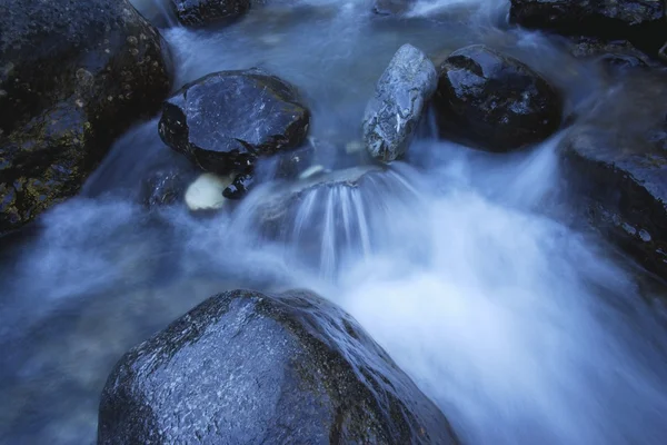 Un gros plan de l'eau blanche dans un ruisseau — Photo