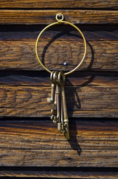 Старомодні ключі висять на стіні журналу — стокове фото
