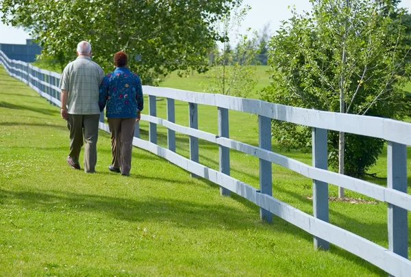 Paar wandelende hand in hand — Stockfoto