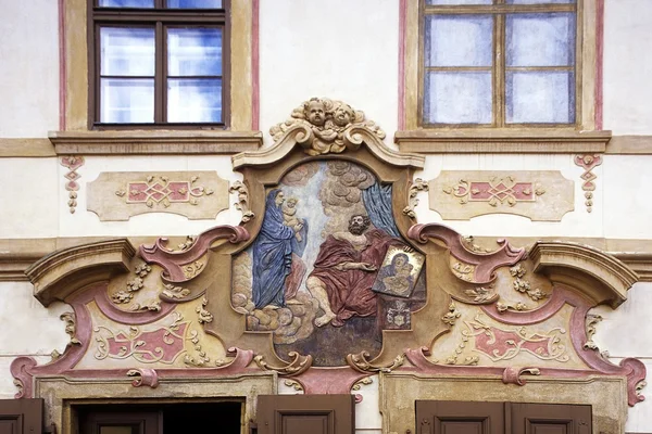 Decoratieve pleisterwerk boven de deuropening, Zuid-Bohemen, Tsjechië — Stockfoto