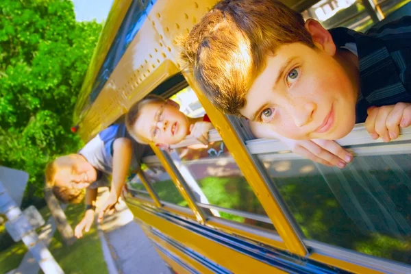 çocuklara okul otobüsü