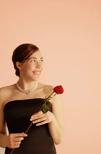 Giovane donna con rosa — Foto Stock