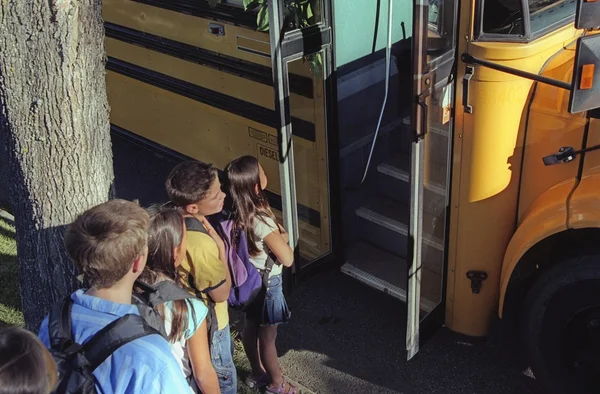 Enfants chargeant un autobus scolaire — Photo