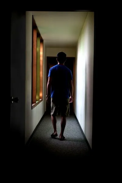 Man Walks Down Hallway — Stock Photo, Image