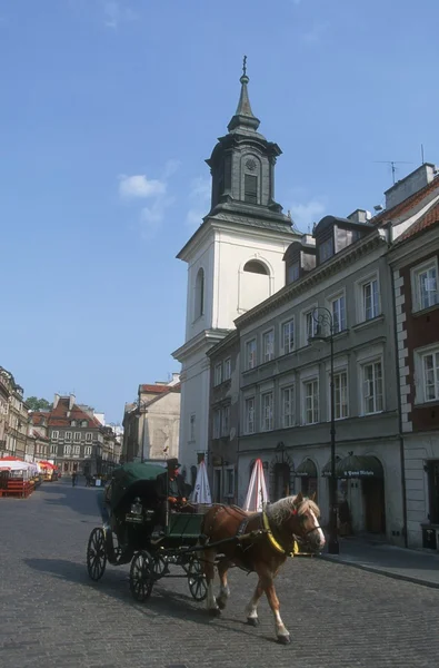 Paard en wagen in oude stad Warschau Polen — Stockfoto