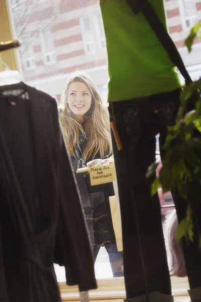 Vrouw venster winkelen — Stockfoto