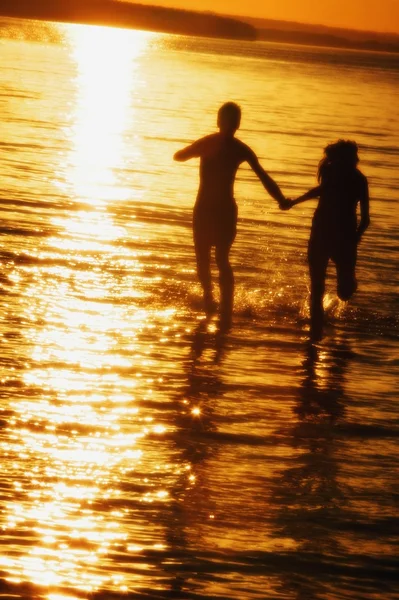 Couple Hand In Hand In Water — Stock Photo, Image