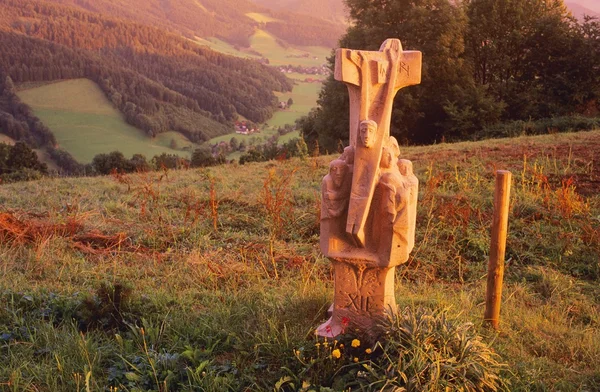 Staty på toppen av en sluttning — Stockfoto