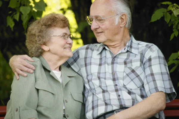 Seniorenpaar sitzt auf Bank — Stockfoto