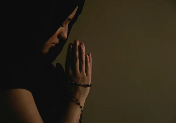 Kobieta modli się z modlitwy paciorki — Zdjęcie stockowe