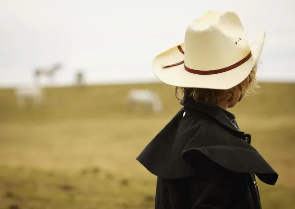 Jonge cowboy in veld — Stockfoto