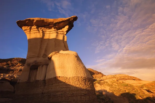 Een hoodoo in de badlands, drumheller, alberta, canada — Stockfoto