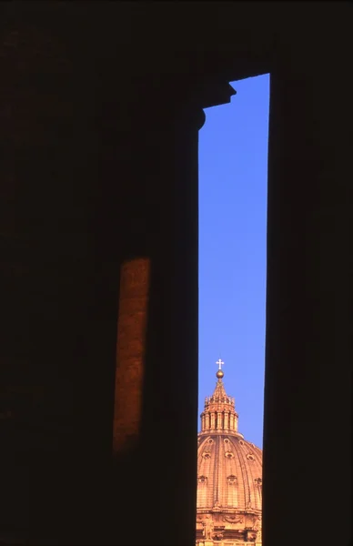 Croix au sommet d'un ancien dôme — Photo