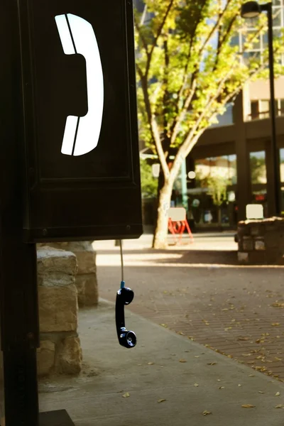 Telefone público fora do gancho — Fotografia de Stock