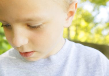 genç bir çocuk aşağı bakıyor