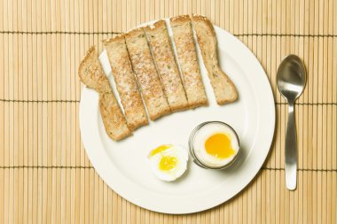 haşlanmış yumurta ve tost