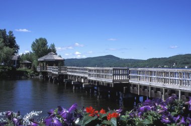 su vücut üzerinde yürüyen bir köprü