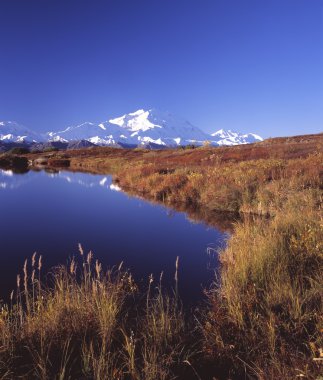 Göl kenarında şapkalı kar dağlar