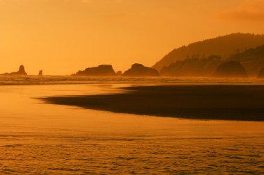 gün batımında su vücut