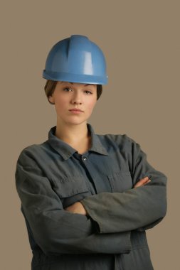 kask ile bir kadın portresi