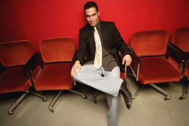 bekleme odasında oturan adam