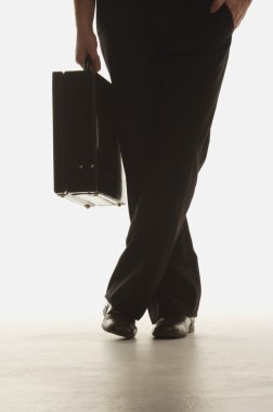 evrak çantası ile işadamı