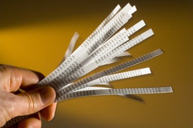 rendelenmiş kağıt tutan el