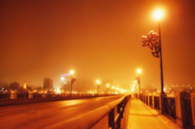 gece bir köprü üzerinden kırmızı bir sis