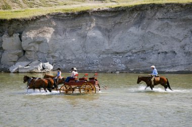 su ile bir adamcağız çekerek