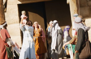Sinagog dışında kutlayan grup