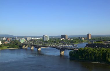 nehir ve şehir peyzaj üzerinde köprü