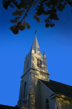 Kilisenin çan kulesi