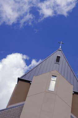 Bir kilisenin çan kulesi