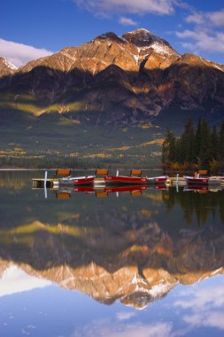 Göl jasper, alberta, Kanada piramit