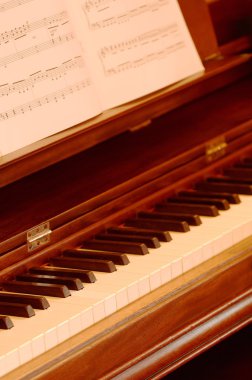 bir piyano müziği ile