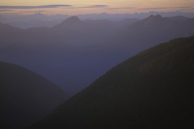 sis ile kaplı dağları