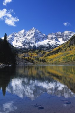 Bordo çan zirveleri ve sonbahar aspens maroon Gölü, Bordo çan snowmass vahşi doğada yansıyan