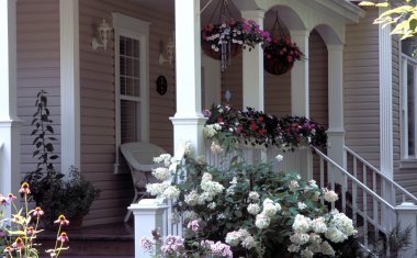 bir veranda Bahçe ön planda olan bir ev