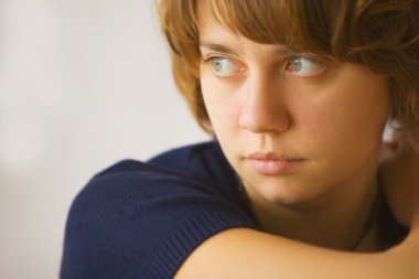 genç bir kadının yüzü