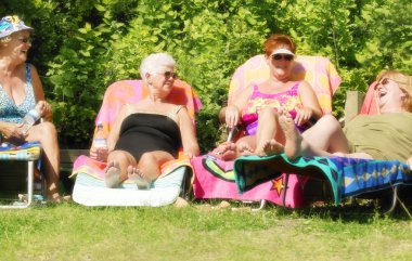 Grup dört kadın güneş Bronzlaştırıcı