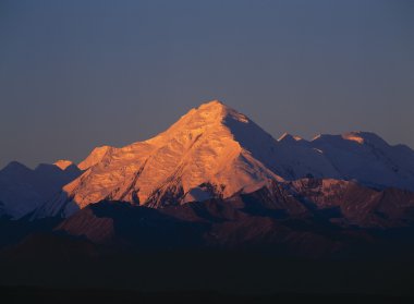 mount Brooks karlı zirveleri