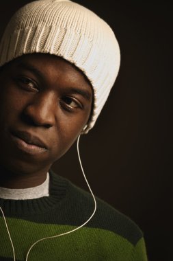 Müzik dinleyen adam.