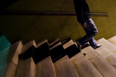 yürüyen merdivenden kişi