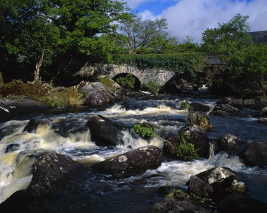 eski taş köprü ve acele akışı, killarney Milli Parkı