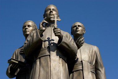 kitap ve çapraz tutarak erkek heykeli