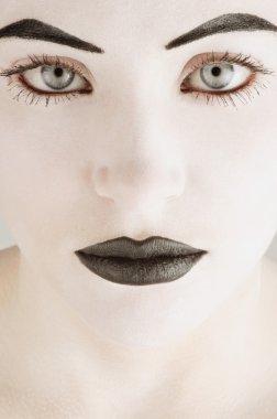 siyah beyaz bir kadının yüzüne