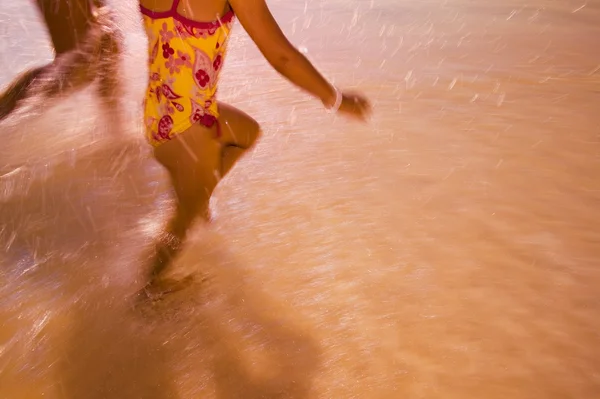 Children Run Through The Water — Stock Photo, Image