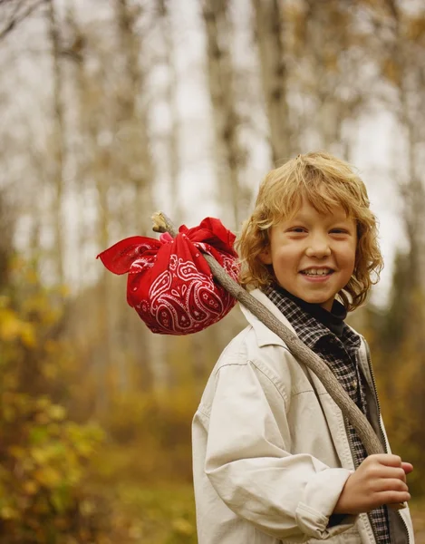 Jongen met pack — Stockfoto