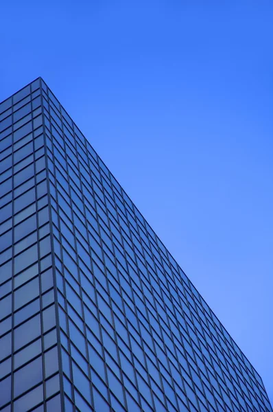 Un edificio alto aumento — Foto Stock