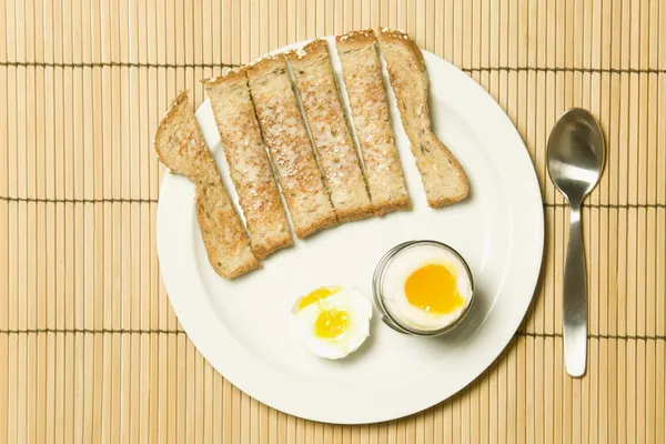 Huevos hervidos y tostadas —  Fotos de Stock